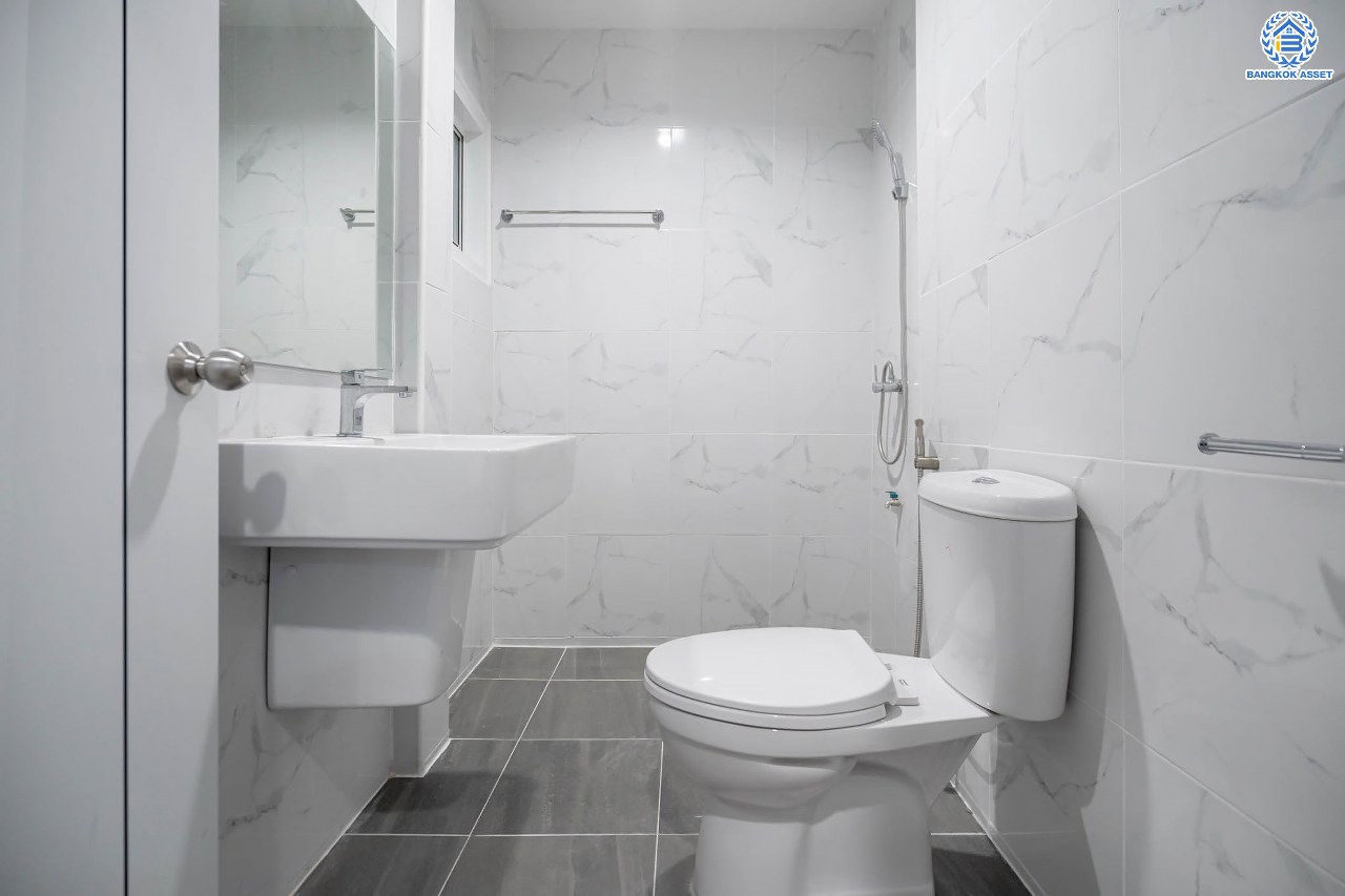 บ้านมือสองตกแต่งใหม่ โครงการ เศรณีลากูน วัดลาดปลาดุก บ้านเดี่ยวหลังมุม ตอบโจทย์ทุกการใช้ชีวิต บนเนื้อที่ 64.9 ตร.ว. พื้นที่ใช้สอยกว่า 186 ตร.ม. ฟังก์ชัน 3 ห้องนอน 3 ห้องน้ำ จอดรถได้ 2 คัน ทำเลเดินทางง่าย สะดวกสบายใกล้ถนนใหญ่ รถไฟฟ้าสายสีม่วง "สถานีคลองบางไผ่" แลจุดขึ้นทางด่วน "กาญจนาภิเษก"